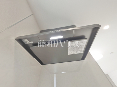 1号棟　レンジフード　【西東京市新町５丁目】お手入れのしやすいレンジフードは見た目もスッキリしていて、料理時の油煙やニオイを効率的に外に出せます。