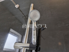 シャワーヘッド　【練馬区石神井台８丁目】浴室のシャワーは手元で止水ができるスイッチ付シャワーヘッドにより、さらに節水効果がアップします。