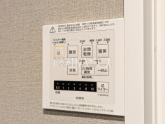 浴室換気乾燥機リモコン　【シャルマンコーポ第3朝霞】雨天時の洗濯物や浴室内のカビ防止としても活躍する浴室換気乾燥機

