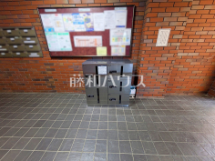 宅配ボックス　【ライオンズマンション多摩永山】荷物の受け取り時間を気にせず外出できる宅配ボックス付き！
