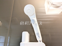 1号棟　スイッチ付シャワーヘッド　【日野市平山５丁目】浴室のシャワーは手元で止水ができるスイッチ付シャワーヘッドにより、さらに節水効果がアップします。