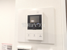 TVモニター付きインターホン・浴室給湯リモコン　【ベルジュール三鷹】訪問者がわかるTVモニター付インターホンは、お子様がお留守番をされるときも安心ですね。　