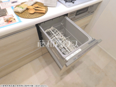 食器洗浄乾燥機　【ベルジュール三鷹】ビルトイン食洗機は毎日の家事を軽減させてくれます。またワークトップも広々使え機能性も向上します。　