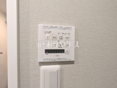 浴室乾燥機リモコン　【ベルジュール三鷹】雨の日の強い味方！浴室換気乾燥機付きユニットバスで洗濯物が乾かせます。　