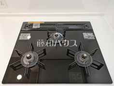 2号棟　3口ガラストップコンロ　　【日野市神明３丁目】フラットな表面で汚れも拭きとりやすく、お掃除が簡単な3口ガラストップコンロ　