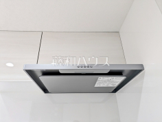 レンジフード　【ルネグランステージ志木Ⅱ】お手入れのしやすいレンジフードは見た目もスッキリしていて、料理時の油煙やニオイを効率的に外に出せます。