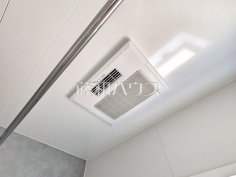 浴室乾燥機(浴室内上部)雨の日の強い味方！浴室換気乾燥機付きユニットバスで洗濯物が乾かせます