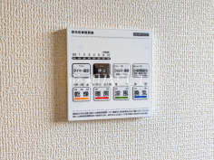 24時間換気システム 24時間換気システムにより、花粉・PM2.5などの微小粒子物質の侵入を防ぎ、快適な室内を保ちます。 
