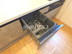 食器洗浄乾燥機　【西東京市向台町６丁目】目指せ時短！食洗機で大幅に家事が楽々に。空いた時間は家族の団らんや、食後のテレビ鑑賞やリラックスする時間にでき、毎日の暮らしにゆとりが生まれます。