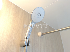 スイッチ付シャワーヘッド　【小金井市貫井南町５丁目】浴室のシャワーは手元で止水ができるスイッチ付シャワーヘッドにより、さらに節水効果がアップします。