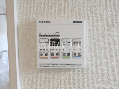 2号棟　冷暖房・空調設備　【世田谷区喜多見４丁目】換気機能によってバスルーム内のカビの発生を抑制できます。夜間や雨天時の洗濯物の乾燥に便利な乾燥機能も装備。