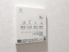 浴室換気乾燥機リモコン　【志木ニュータウン中央の森参番街　8号棟】雨の日の強い味方！浴室換気乾燥機付きユニットバスで洗濯物が乾かせます。
