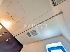 浴室乾燥機(浴室内上部)雨の日の強い味方！浴室換気乾燥機付きユニットバスで洗濯物が乾かせます。 
