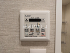 浴室換気乾燥機リモコン　【ベルジュール府中3】雨の日の強い味方！浴室換気乾燥機付きユニットバスで洗濯物が乾かせます。
