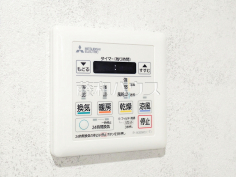 浴室乾燥機リモコン　【志木ニュータウン中央の森参番街5号棟】浴室には暖房機能を備えているので、冬の寒い時期には入浴前に予備暖房をすることで急激な温度変化によるヒートショックの防止にも役立ちます。