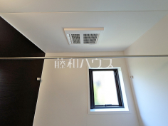 浴室乾燥機　【日野市平山２丁目】雨の日の強い味方！浴室換気乾燥機付きユニットバスで洗濯物が乾かせます。