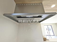 レンジフード　【日野市平山２丁目】お手入れのしやすいレンジフードは見た目もスッキリしていて、料理時の油煙やニオイを効率的に外に出せます。