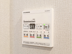 浴室換気乾燥機リモコン　【エクレール武蔵野ヒルズB棟】雨の日の強い味方！浴室換気乾燥機付きユニットバスで洗濯物が乾かせます。
