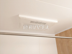 浴室換気乾燥機　【エクレール武蔵野ヒルズB棟】汚れものが多くても、いつでも洗濯物を干せるのが嬉しい浴室換気乾燥機！