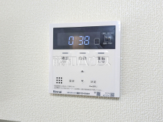 2号棟　給湯器リモコン　【武蔵村山市三ツ藤１丁目】自動お湯張りや追いだき機能など、充実したバスタイムをサポートする設備が整っています。温度調節もボタンひとつで簡単です。