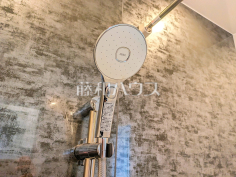 2号棟　スイッチ付シャワーヘッド　【武蔵村山市三ツ藤１丁目】浴室のシャワーは手元で止水ができるスイッチ付シャワーヘッドにより、さらに節水効果がアップします。