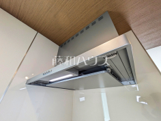 2号棟　レンジフード　【武蔵村山市三ツ藤１丁目】お手入れのしやすいレンジフードは見た目もスッキリしていて、料理時の油煙やニオイを効率的に外に出せます。