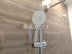 シャワーヘッド　【日野市旭が丘１丁目】浴室のシャワーは手元で止水ができるスイッチ付シャワーヘッドにより、さらに節水効果がアップします。