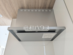 1号棟　レンジフード　【新座市栄２丁目】お手入れのしやすいレンジフードは見た目もスッキリしていて、料理時の油煙やニオイを効率的に外に出せます。