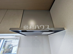 レンジフード　【日野市万願寺２丁目】お手入れのしやすいレンジフードは見た目もスッキリしていて、料理時の油煙やニオイを効率的に外に出せます。