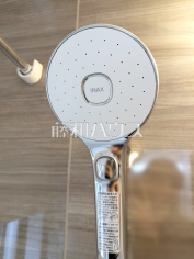 A号棟　スイッチ付シャワーヘッド　【調布市深大寺北町６丁目】浴室のシャワーは手元で止水ができるスイッチ付シャワーヘッドにより、さらに節水効果がアップします。