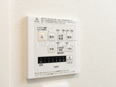 浴室換気乾燥機　【ルネグランステージ志木Ⅱ】換気機能によってバスルーム内のカビの発生を抑制できます。夜間や雨天時の洗濯物の乾燥に便利な乾燥機能も装備。