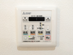 リモコン　【ライオンズマンション泊3丁目第3】雨の日の強い味方！浴室換気乾燥機付きユニットバスで洗濯物が乾かせます。
