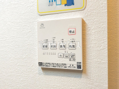 24時間換気システム 24時間換気システムにより、花粉・PM2.5などの微小粒子物質の侵入を防ぎ、快適な室内を保ちます。 
