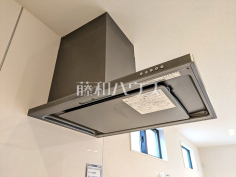 レンジフード　【板橋区赤塚新町１丁目】お手入れのしやすいレンジフードは見た目もスッキリしていて、料理時の油煙やニオイを効率的に外に出せます。