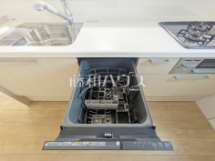 食器洗浄乾燥機システムキッチンはビルトイン食器洗浄乾燥機などの設備が整っています。　