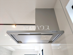 レンジフード　【新座市栗原６丁目】お手入れのしやすいレンジフードは見た目もスッキリしていて、料理時の油煙やニオイを効率的に外に出せます。