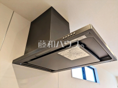 レンジフード　【板橋区大谷口北町】お手入れのしやすいレンジフードは見た目もスッキリしていて、料理時の油煙やニオイを効率的に外に出せます。