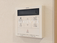 給湯器リモコン　【コスモ志木ロイヤルフォルム】便利な追いだき機能付きオートバス。予約設定も可能なので、帰宅後すぐに入浴できるようお湯を張っておくことができます。