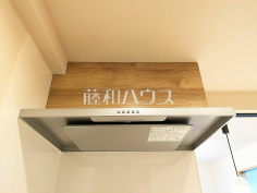 レンジフード　【コスモ志木ロイヤルフォルム】お手入れのしやすいレンジフードは見た目もスッキリしていて、料理時の油煙やニオイを効率的に外に出せます。