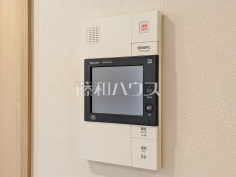 TVモニター付インターホン　【コスモ志木ロイヤルフォルム】TVモニター付きインターホンのため訪問者がひと目で分かります