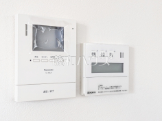TVモニター付インターホン/給湯器リモコン　【富士見市上沢１丁目】防犯に役立つTVモニター付インターフォン/自動お湯張りや追いだき機能など、充実したバスタイムをサポートする設備が整っています。温度調節もボタンひとつで簡単です。