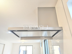 レンジフード　【板橋区赤塚７丁目】お手入れのしやすいレンジフードは見た目もスッキリしていて、料理時の油煙やニオイを効率的に外に出せます。