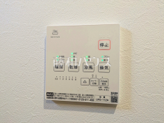 浴室換気乾燥機　【杉並区善福寺４丁目】換気機能によってバスルーム内のカビの発生を抑制できます。夜間や雨天時の洗濯物の乾燥に便利な乾燥機能も装備。