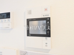 セキュリティインターホン　【プレシス多摩永山レヴィエ】来訪者をモニターで確認できるインターホン。住戸内から来訪者に対応でき、防犯面にも配慮した安心の設備です。