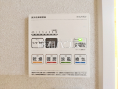 浴室乾燥機リモコン　【プレシス多摩永山レヴィエ】浴室には暖房機能を備えているので、冬の寒い時期には入浴前に予備暖房をすることで急激な温度変化によるヒートショックの防止にも役立ちます。