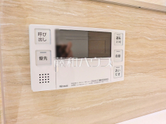 給湯器リモコン　【プレシス多摩永山レヴィエ】自動お湯張りや追いだき機能など、充実したバスタイムをサポートする設備が整っています。温度調節もボタンひとつで簡単です。