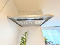 レンジフード　【プレシス多摩永山レヴィエ】お手入れのしやすいレンジフードは見た目もスッキリしていて、料理時の油煙やニオイを効率的に外に出せます。