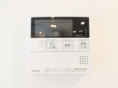 給湯器リモコン　【プレシス多摩永山レヴィエ】自動お湯張りや追いだき機能など、充実したバスタイムをサポートする設備が整っています。温度調節もボタンひとつで簡単です。