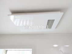 浴室換気乾燥機　【杉並区堀ノ内３丁目】換気機能によってバスルーム内のカビの発生を抑制できます。夜間や雨天時の洗濯物の乾燥に便利な乾燥機能も装備。