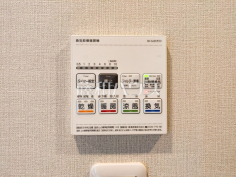 24時間換気システム 24時間換気システムにより、花粉・PM2.5などの微小粒子物質の侵入を防ぎ、快適な室内を保ちます。 
